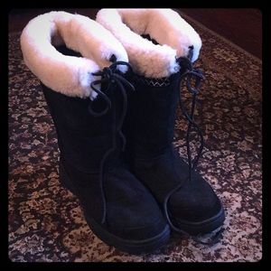 Black uggs with fur tops and tie tops